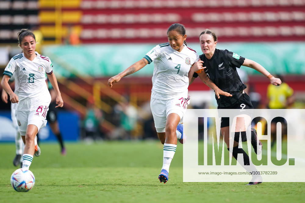 Alajuela, Costa Rica, August 10th 2022: Captain Kinberly Guzman (4 Mexico) and Ava Pritchard (9 New Zealand) battle for the ball (duel) during the FIFA U20 Womens World Cup Costa Rica 2022 football match between New Zealand and Mexico at Morera Soto in Alajuela, Costa Rica. (Daniela Porcelli SPP)