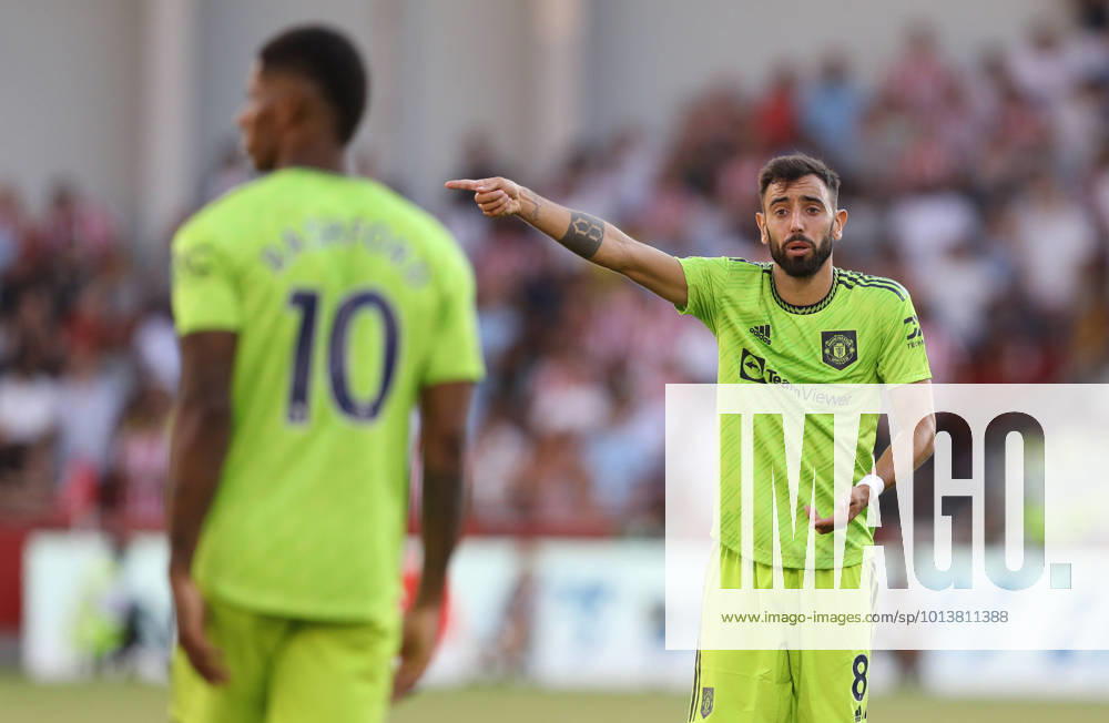 London, England, 13th August 2022. Bruno Fernandes of Manchester United, ManU gestures towards Marcus Rashford of Manchester United during the Premier League match at Brentford Community Stadium, London. Picture credit should read: Paul Terry Sportimage . SPI-1791-0058