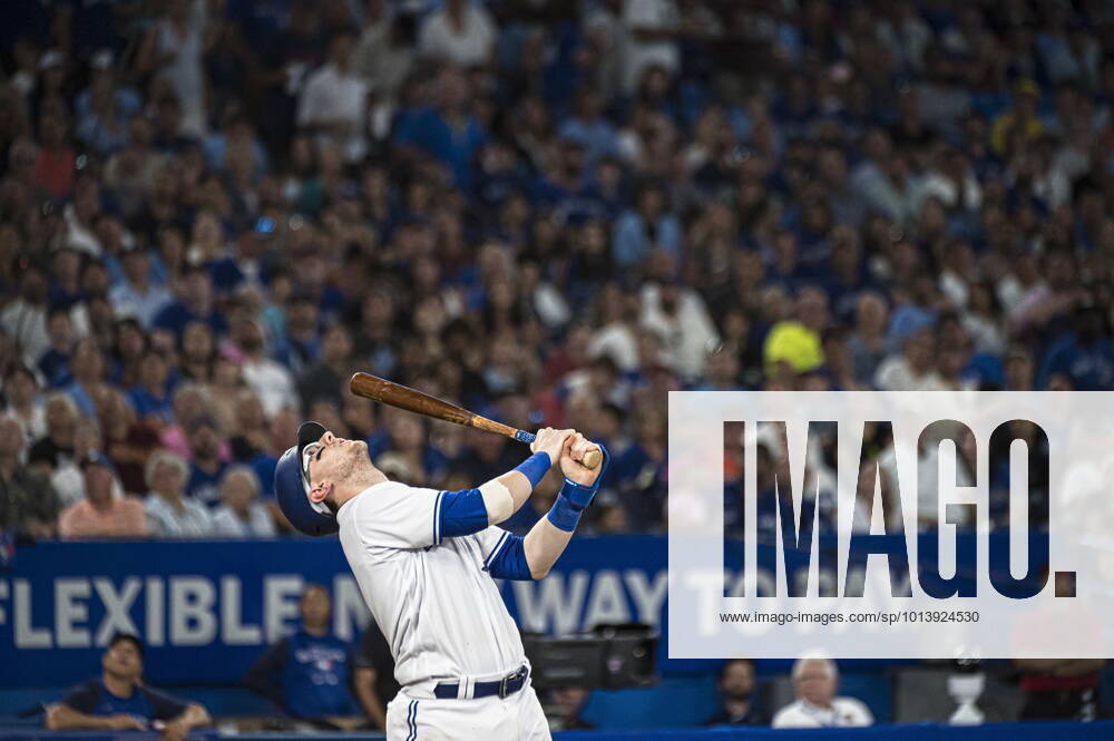 Toronto Blue Jays catcher Danny Jansen (9) watches his fly ball during fifth inning AL MLB, Baseball Herren, USA baseball action against the Baltimore Orioles, in Toronto on Wednesday, August 17, 2022. Canada News - August 17, 2022 - ZUMAc35_ 20220817_zaf_c35_068