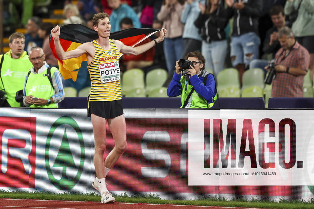 KW33 European Championships Munich22; Leichtathletik, 18.08.2022 Tobias Potye (GER) mit Deutschland-Fahne; European Championships Munich22 am 18.08.22 im Olympiastadion in Muenchen, Deutschland.