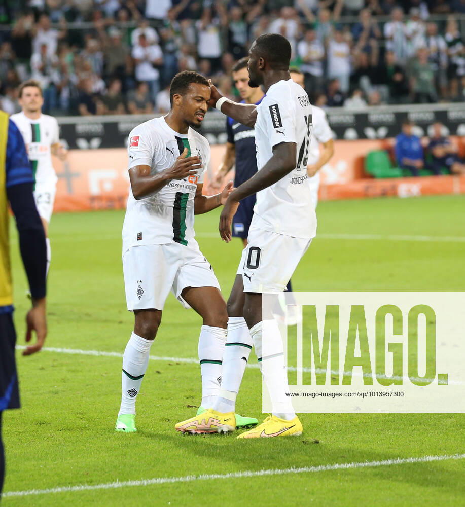 Fussball,GER, Saison 2022 2023; 1.Bundesliga; 3. Spieltag; VFL Borussia Mönchengladbach--Hertha BSC Berlin : Alassane Plea (14 BMG) Torschütze zum 1:0 durch Elfmeter.Gratulant Marcus Thuram (10 BMG) DFL REGULATIONS PROHIBIT ANY USE OF PHOTOGRAPHS AS IMAGE SEQENCES AND OR QUASI-VIDEO. 1.Fussball-Bundesliga : Borussia Mönchengladbach-- Hertha BSC Berlin 3.Spieltag