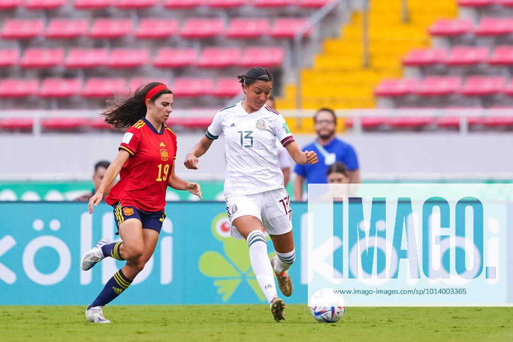 San Jose, Costa Rica, August 20th 2022: Ane Elexpuru (19 Spain) and Samantha Lopez (13 Mexico) battle for the ball (duel) during the FIFA U20 Womens World Cup Costa Rica 2022 quarterfinal football match between Spain and Mexico at Estadio Nacional in San Jose, Costa Rica. (Daniela Porcelli SPP)