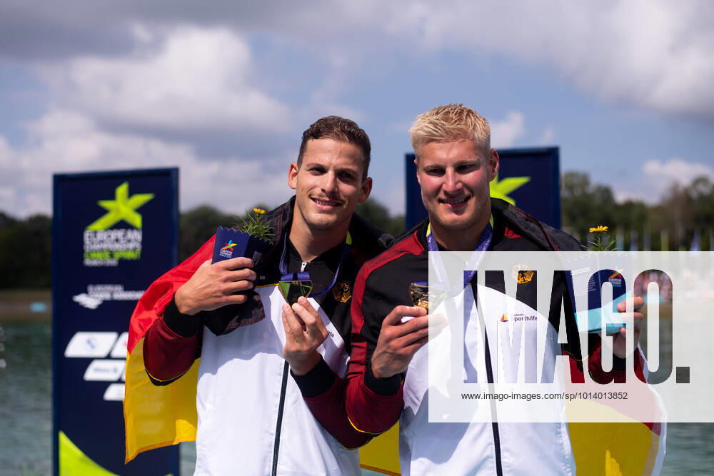 KW33 HILLER Martin, GROSSMANN Tamas (GER), Mens Kayak Double 1000 Meter, celebrating the victory, gold medal and title as European Champions on the Podium, GER, Canoe Sprint (Kanu Sprint), European Championships Munich 2022, 21.08.2022 Photo: Eibner Memmler GER, Canoe Sprint (Kanu Sprint), European Championships Munich 2022, 21.08.2022 Munich