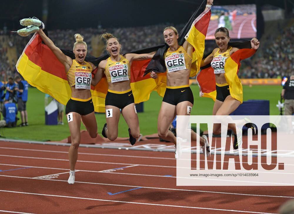 European Championchips München 2022, 100 Meter Staffel der Frauen, Die Frauen freuen sich über die goldene Medaille v.l. Lisa Mayer, Gina Lückenkemper, Alexandra Burghard und Rebekka Haase (alle GER)