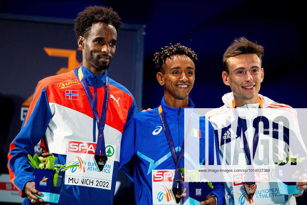 Zerei Kbrom Mezngi of Norway, Yemaneberhan Crippa of Italy and Yann Schrub of France at the medal ceremony for men?s 10000 meter final during day 11 of the European Championships on August 21, 2022 in Munich. Photo: Vegard Grott BILDBYRAN kod VG VG0339 friidrott athletics friidrett europamästerskap em em 2022 european championships munich 2022 munchen-em day 11 bbeng norge italia frankrike