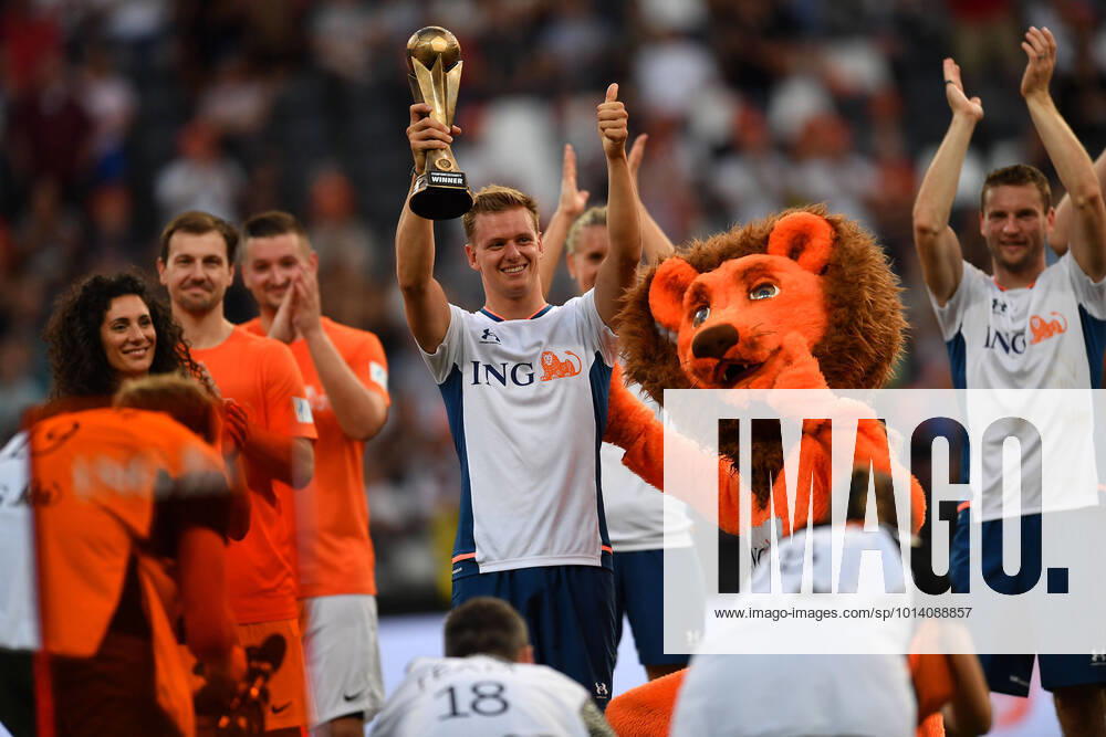 KW34 Fußball Champions for Charity das Benefizspiel zu Ehren von Michael Schumacher am 24.08.2022 im Deutsche Bank Park in Frankfurt am Main Mick Schumacher nimmt den Pokal entgegen