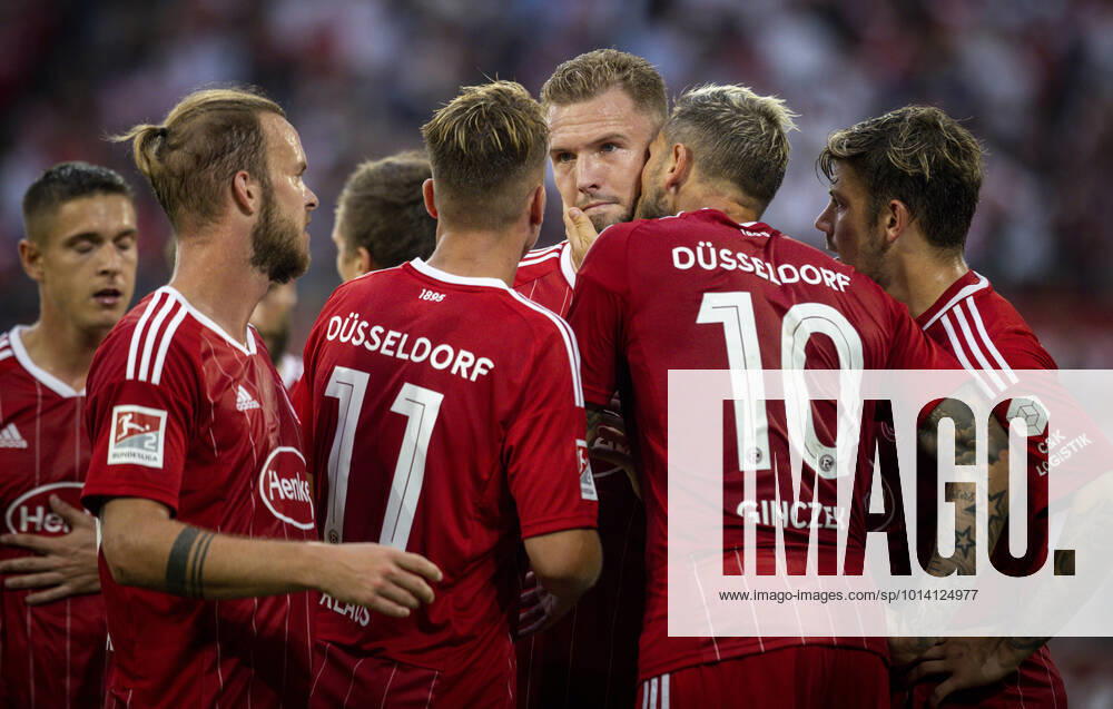 KW34 Torjubel: Andre Hoffmann (F95) bekommt einen Kuss von Daniel Ginczek (F95) Fortuna Düsseldorf - Jahn Regensburg 26.08.2022, Fussball; Saison 2022 23 Foto: Moritz Müller