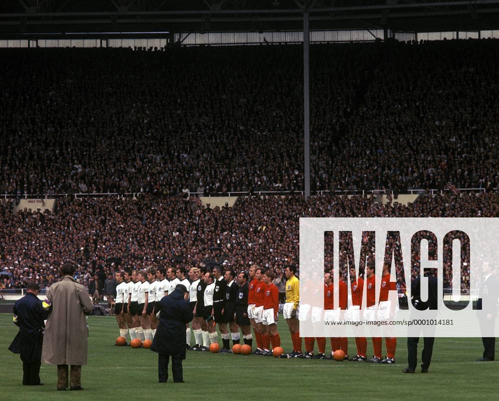 Fußball, WM 1966, Finale in Wembley, England - Deutschland 4-2 n.V. Die Spieler aus England und Deutschland nehmen vor dem Endspiel 1966 Aufstellung im Wembley Stadion Fußball WM Herren DEUTSCHSPRACHIGE SPORTZEITSCHRIFTEN UND -ZEITUNGEN NUR NACH RÜCKSPRACHE, Weltmeisterschaft 1966, BRD Totale Nationalmannschaft, Nationalteam, Nationaltrikot London