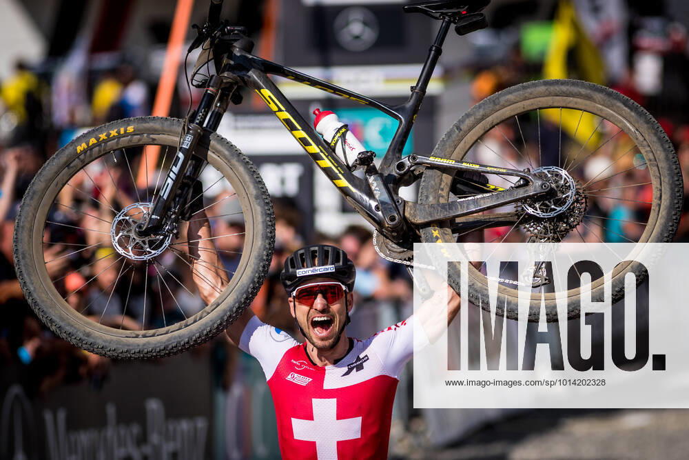 KW34 Winner Nino Schurter of Switzerland celebrates after the Men Elite Cross-Country race at the UCI Mountain Bike World Championships in Les Gets, France, August 28, 2022. (CTKxPhoto JaroslavxSvoboda) CTKPhotoF202208280880501