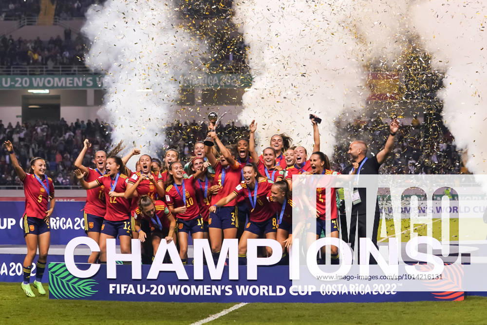 KW34 San Jose, Costa Rica, August 28th 2022: Players of Spain lift the trophy and celebrate their victory during the trophy and medal ceremony at the FIFA U20 Womens World Cup Costa Rica 2022 tournament after the football Final match between Spain and Japan at Estadio Nacional in San Jose, Costa Rica. (Daniela Porcelli SPP)
