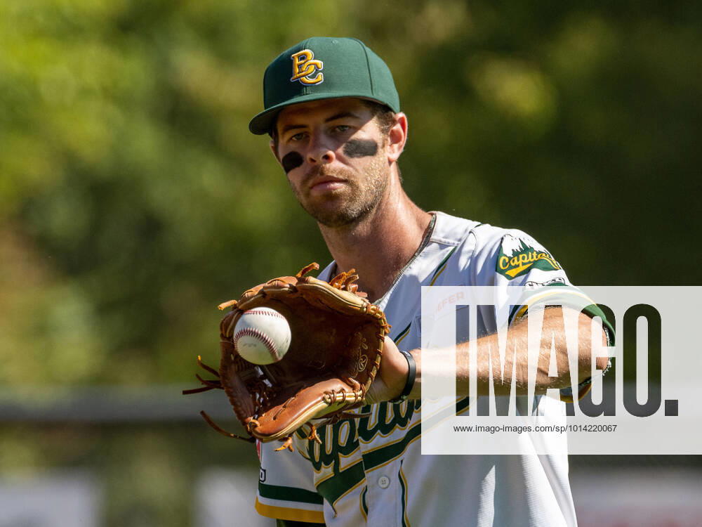 Eric Brenk (Bonn Capitals, 30) mit sicherem Auge, GER, Bonn Capitals vs. Untouchables Paderborn, Baseball Bundesliga, Finale Deutsche Meisterschaft, Saison 2022, 28.08.2022, Bonn Capitals vs. Untouchables Paderborn, Baseball Bundesliga, Finale Deutsche Meisterschaft, Saison 2022, 28.08.2022 Bonn
