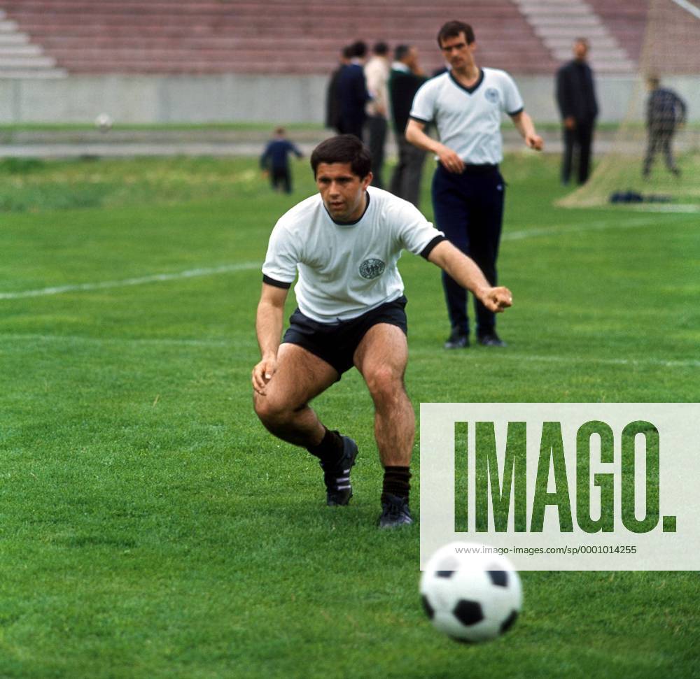 Gerd Müller (BR Deutschland) am Ball Fußball Herren DEUTSCHSPRACHIGE SPORTZEITSCHRIFTEN UND -ZEITUNGEN NUR NACH RÜCKSPRACHE, Nationalmannschaft 1967 Einzelbild Aufnahmedatum geschätzt Belgrad