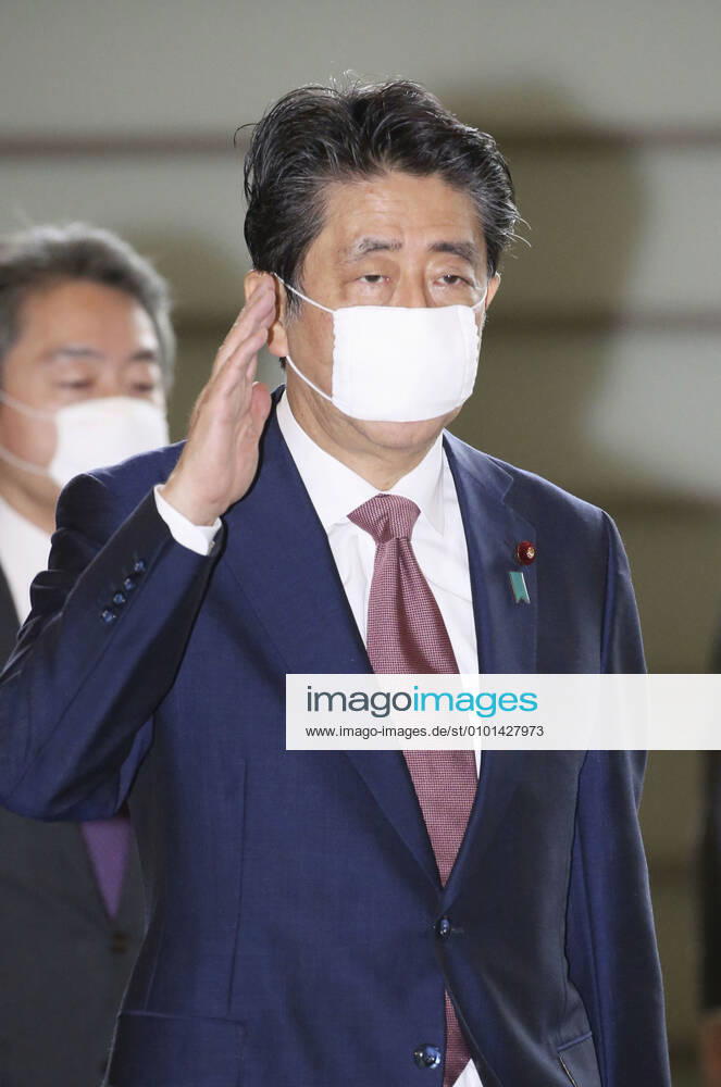 Japan PM Abe Japanese Prime Minister Shinzo Abe arrives at his office in Tokyo on June 4, 2020, wearing a face mask amid continuing worries over the novel coronavirus.
