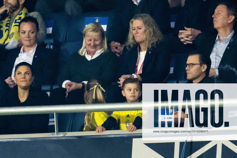 Kronprinsessan Victoria, prinsessan Estelle, prins Oscar och prins Daniel pa läktaren under VM-kvalmatchen i grupp B mellan Sverige och Kosovo pa Friends arena Stockholm Sverige SPO