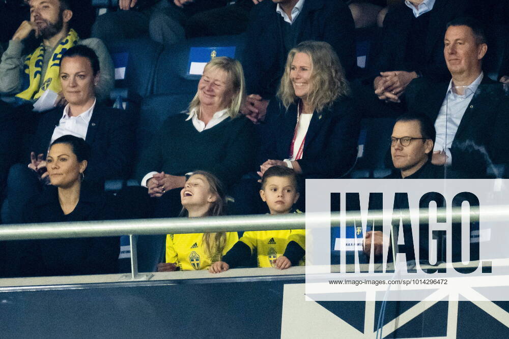 Kronprinsessan Victoria, prinsessan Estelle, prins Oscar och prins Daniel pa läktaren under VM-kvalmatchen i grupp B mellan Sverige och Kosovo pa Friends arena Stockholm Sverige SPO
