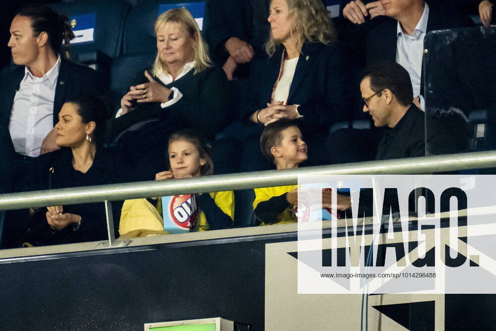 Kronprinsessan Victoria, prinsessan Estelle, prins Oscar och prins Daniel pa läktaren under VM-kvalmatchen i grupp B mellan Sverige och Kosovo pa Friends arena Stockholm Sverige SPO