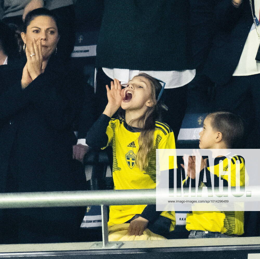 Kronprinsessan Victoria, prinsessan Estelle, prins Oscar och prins Daniel pa läktaren under VM-kvalmatchen i grupp B mellan Sverige och Kosovo pa Friends arena Stockholm Sverige SPO