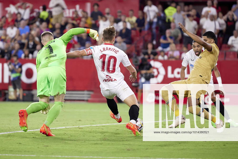 Sevilla FC v FC Barcelona, Barca LaLiga Santander, Seville, Spain Seville, Spain. 03rd September 2022. Ivan Rakitic (10) of Sevilla FC and Marc-Andre ter Stegen (1) of FC Barcelona seen during the LaLiga Santander match between Sevilla FC and FC Barcelona at Estadio Ramon Sanchez Pizjuan in Seville. Seville Andalucia Spain Estadio Ramon Sanchez Pizjuan