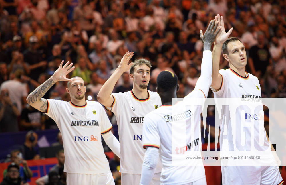 V.l. Daniel THEIS (GER), Franz WAGNER (GER), Dennis SCHROEDER (Schröder) (GER), Johannes VOIGTMANN (GER) klatschen sich ab, Deutschland (GER) - Slowenien (SLO) 80:88, Vorrunde Gruppe B, am 06.09.2022 in Koeln. Basketball Europameisterschaft EuroBasket 2022 in Deutschland, vom 01.09. - 18.09.2022. Â