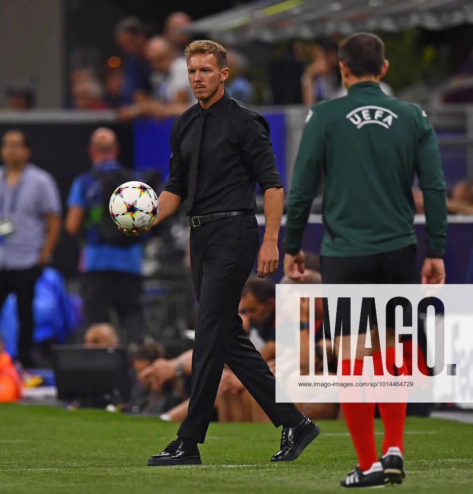 Fussball UEFA Championsleague 2022 2023: Vorrunde 1.Spieltag, Inter Mailand - FC Bayern München, Giuseppe Meazza Stadion Mailand. Trainer Julian Nagelsmann (FC Bayern München) mit dem Ball