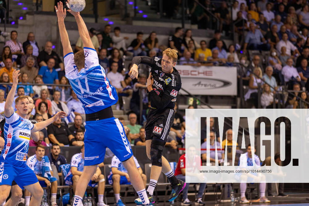 Samuel Roethlisberger (TVB Stuttgart, 17), Simon Jeppson (HC Erlangen, 42) TVB 1898 Stuttgart gegen HC Erlangen, Handball Bundesliga, HBL, Liqui Moly HBL, 2. Spieltag, Porsche-Arena Stuttgart 08.09.2022 TVB 1898 Stuttgart gegen HC Erlangen, Handball Bundesliga, HBL, Liqui Moly HBL, 2. Spieltag, Porsche-Arena Stuttgart Stuttgart