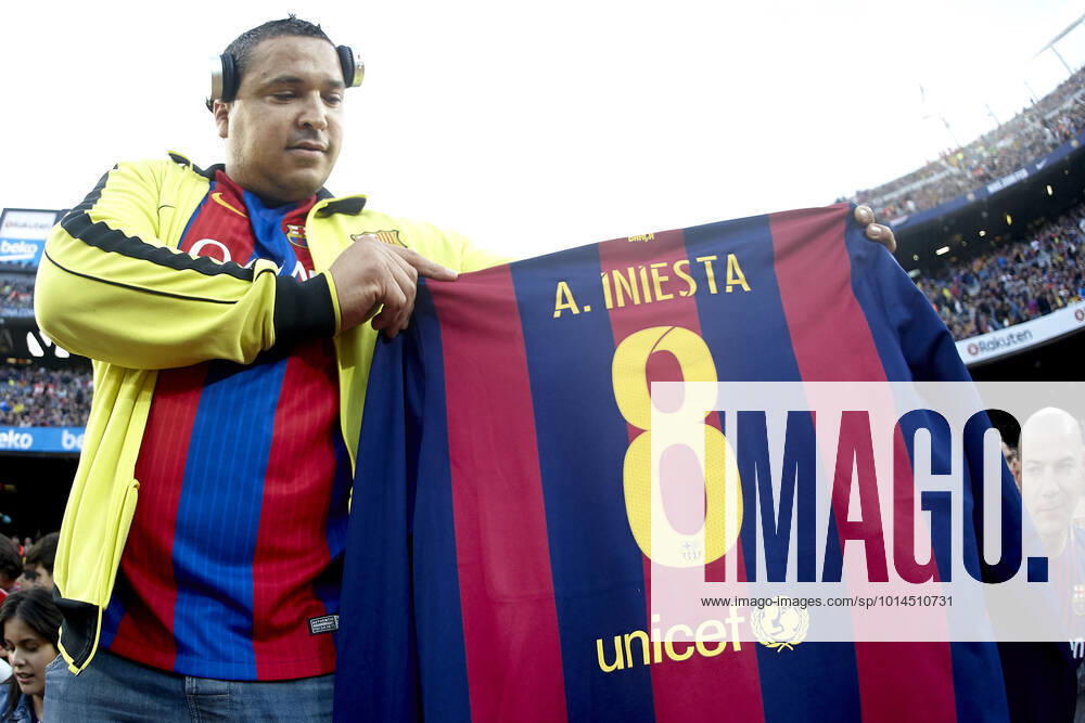 FC Barcelona, Barca v Real Madrid CF. La Liga date 36, Camp Nou stadium, Barcelona, Spain - 06 May 2018 Andres Iniesta and FC Barcelona fan before the kick off. Barcelona SPA