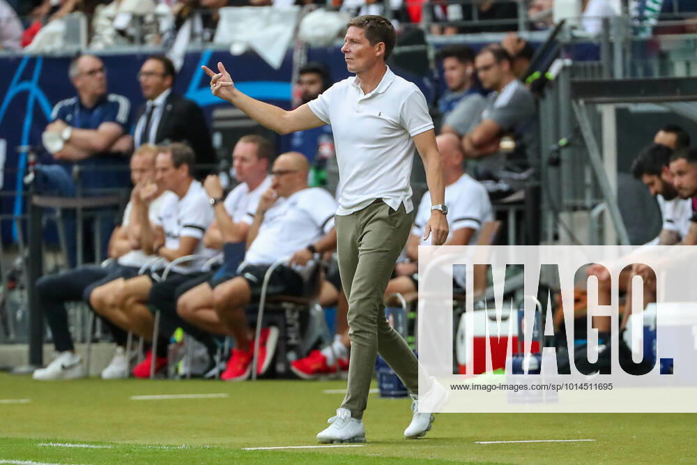 - UEFA Champions League: Eintracht Frankfurt - Sporting Lissabon am 07.09.2022 im Deutsche Bank Park in Frankfurt Trainer Oliver Glasner (Frankfurt) gestikuliert