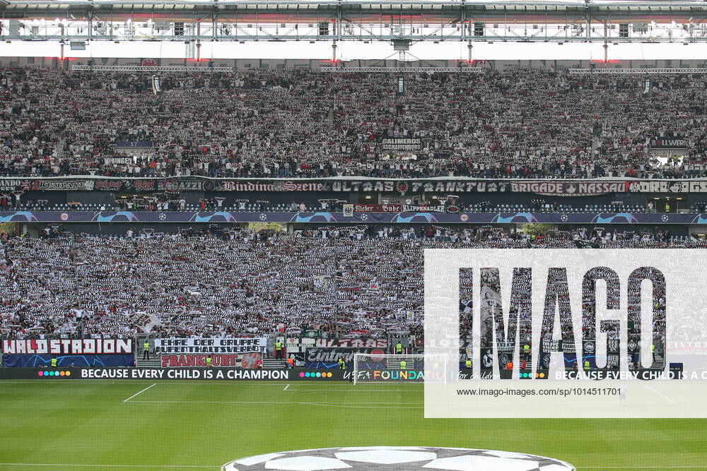 - UEFA Champions League: Eintracht Frankfurt - Sporting Lissabon am 07.09.2022 im Deutsche Bank Park in Frankfurt Die Fans von Eintracht Frankfurt präsentieren in der Nordwestkurve eine Schalparade