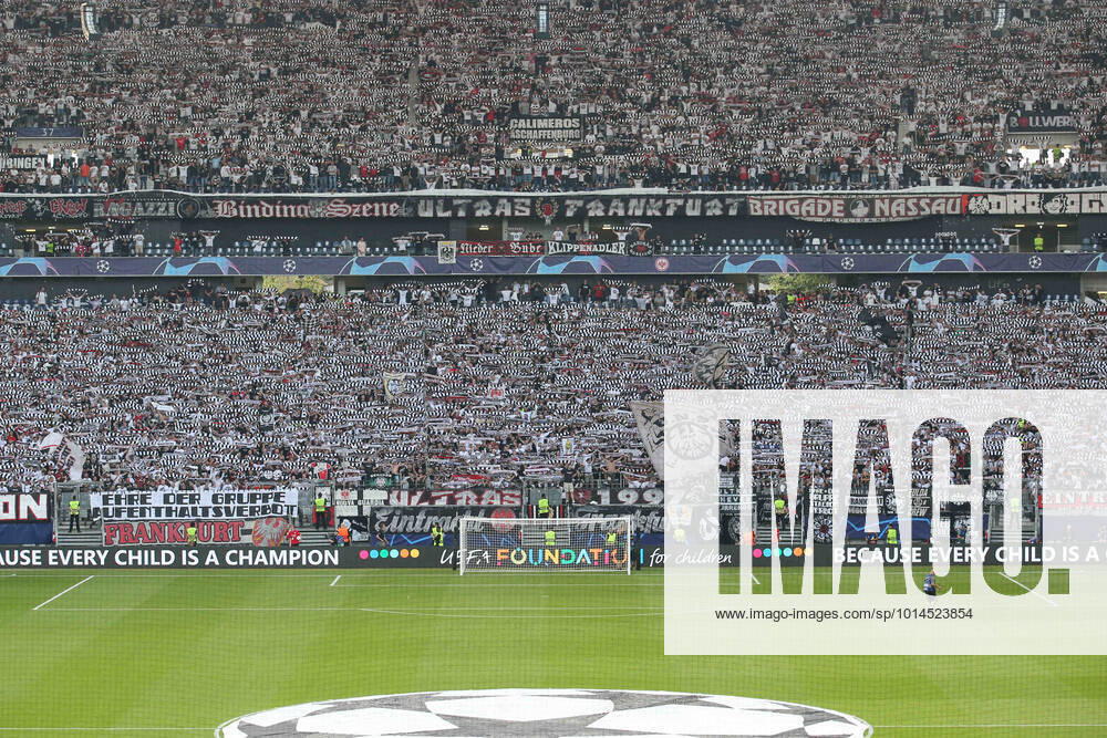 - UEFA Champions League: Eintracht Frankfurt - Sporting Lissabon am 07.09.2022 im Deutsche Bank Park in Frankfurt Die Fans von Eintracht Frankfurt präsentieren in der Nordwestkurve eine Schalparade