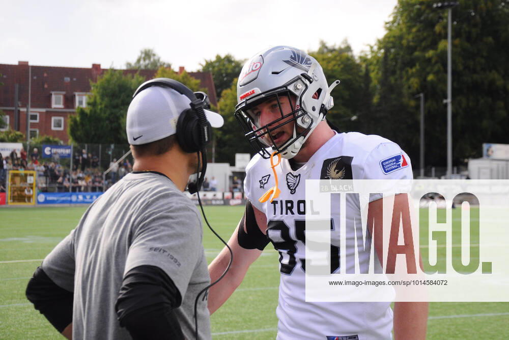 American Football, Saison 2022, European League of Football (ELF), Hamburg Sea Devils - Raiders Tirol, Stadion Hoheluft (Hamburg), 10.09.2022, Halbfinale Markus Schaberl ( 85, Raiders, TE) unterhält sich mit dem Coach. Hamburg Deutschland