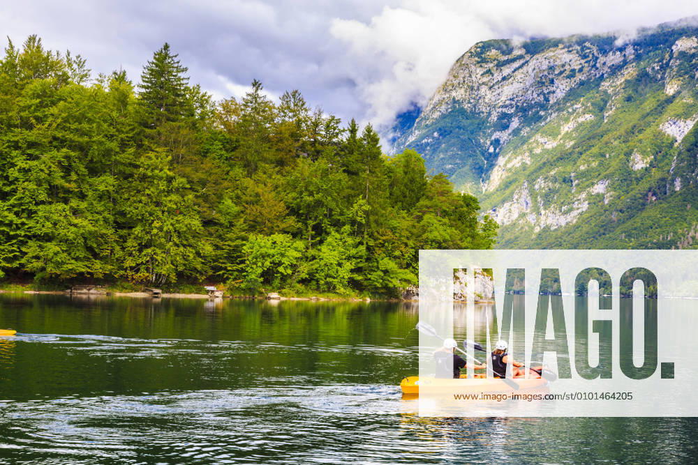 IMAGO Creative: Sommer, In den Bergen Canoeists. Lake Bohinj. Bohinj. Triglav National Park. Upper Carniola region. Slovenia, Europe. Upper Carniola region Slovenia
