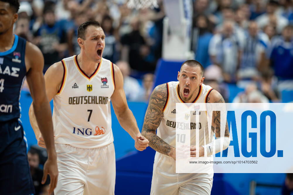 KW37 Basketball Berlin 13.09.2022 Eurobasket 2022 Viertelfinale Deutschland (GER) - Griechenland (GRE) Johannes Voigtmann (Deutschland, No.07) Daniel Theis (Deutschland, No.10)