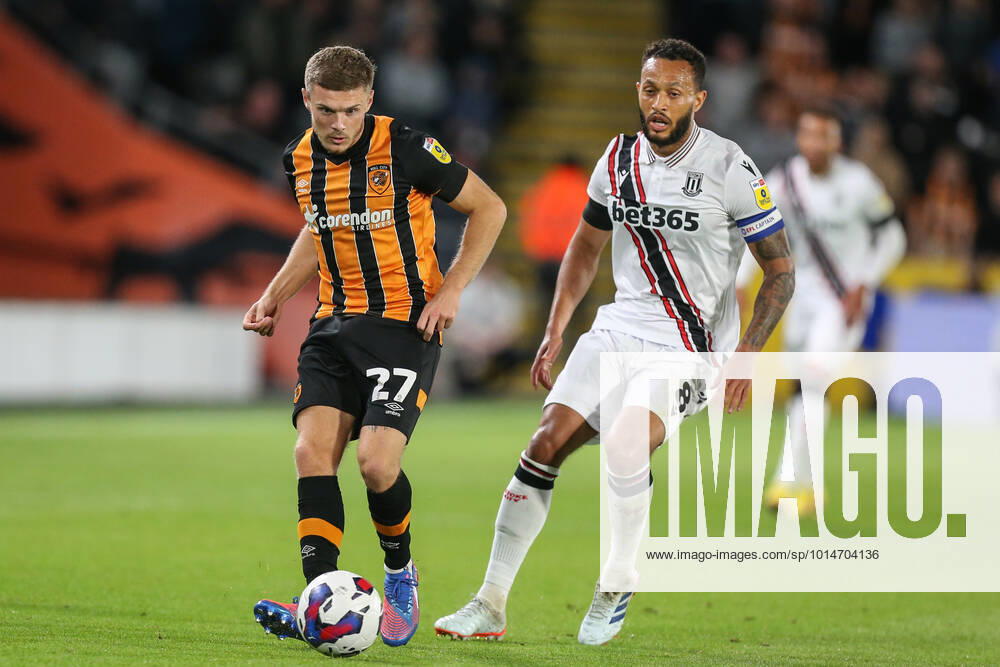 Sky Bet Championship Hull City v Stoke City Regan Slater 27 of Hull City passes the ball during the Sky Bet Championship match Hull City vs Stoke City at MKM Stadium, Hull, United Kingdom, 13th September 2022 (Photo by David Greaves News Images)