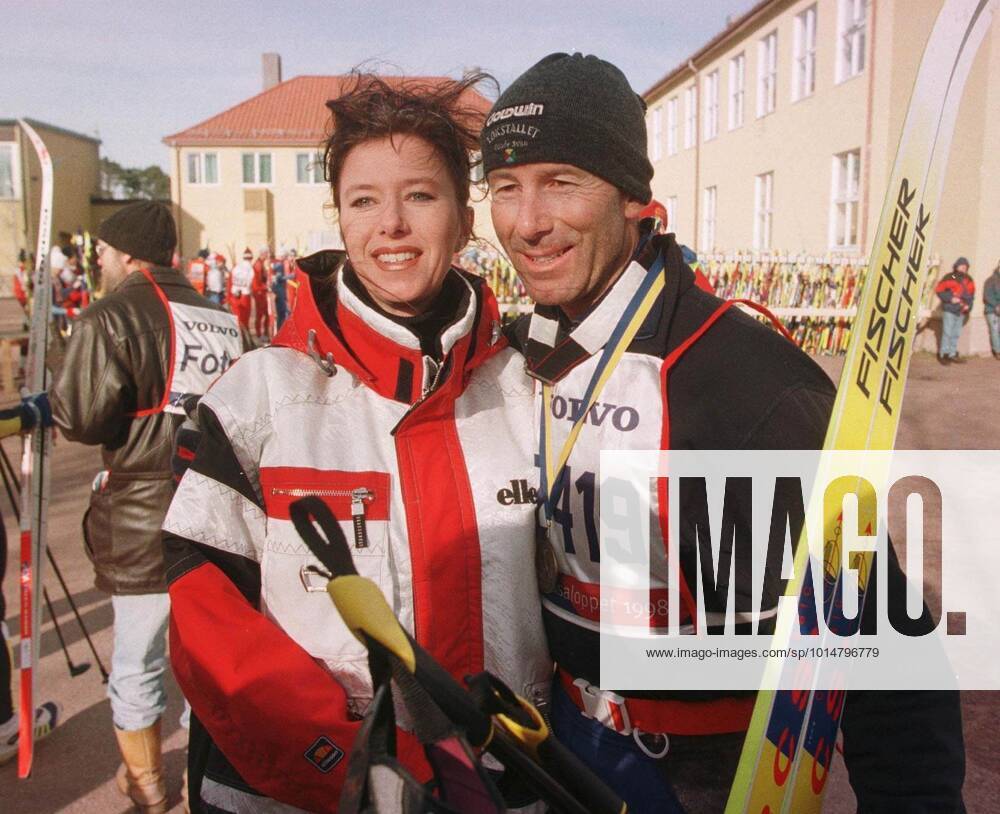 MORA 980301 -- VASALOPPET -- Idag gick det 74 Vasaloppet den 9-mil langa sträckan fran Sälen till Mora. Det var ca 15000 anmälda akare. Det blev det snabbaste loppet nagonsin. Svensken Peter Göransson fran Asarna IK vann pa rekordtiden 3.38.57. Bilden: Anna-Karin tog emot Ingemar Stenmark i mal. Foto Ola Torkelsson code 1028 Copyright Pressens Bild MORA SVERIGE SVERIGE Skidor