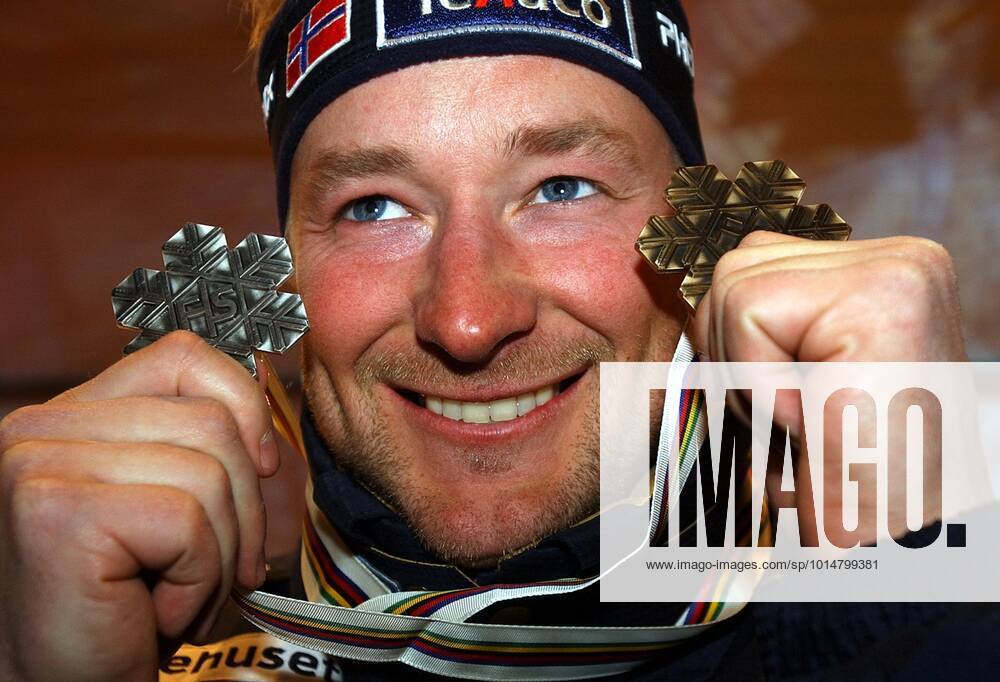 ST MORITZ 20030208 Det blev norskt VM-silver genom Kjetil Andre Aamodt da herrarnas störtlopp avgjordes i St Moritz lördagen den 8:e februari 2003. Här poserar Aamodt med sina tva medaljer i detta VM efter den officiella medaljutdelningen i St Moritz pa lördagskvällen. ST MORITZ Schweiz