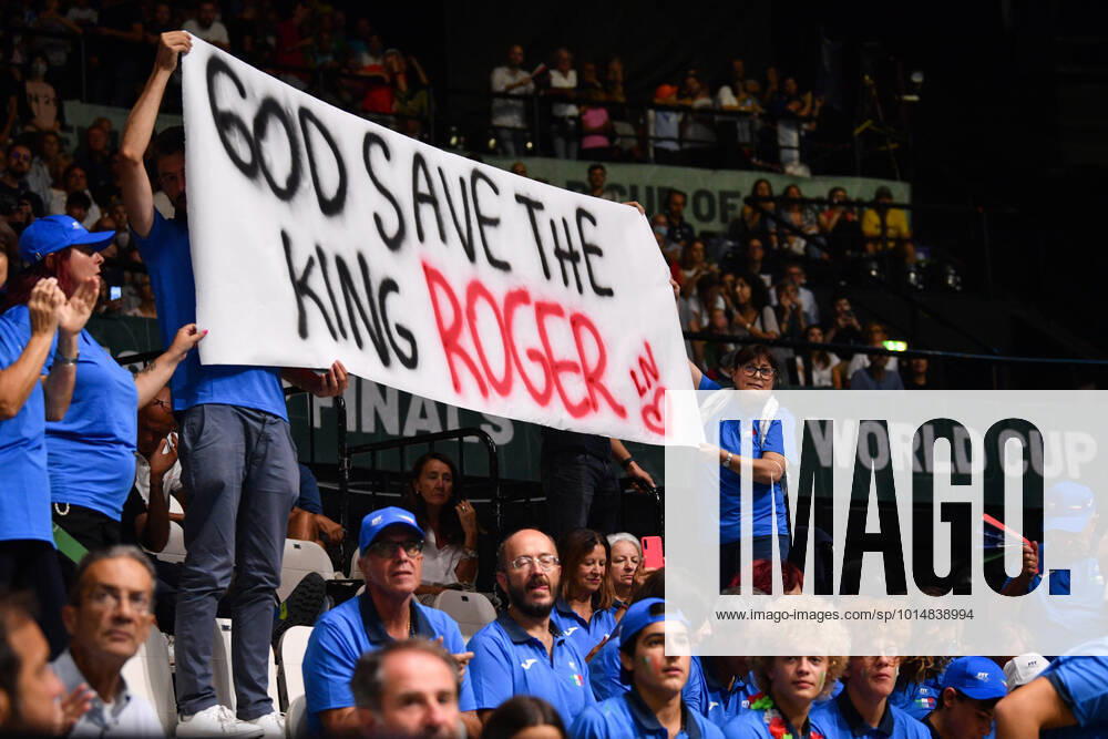 Foto Massimo Paolone LaPresse 16 Settembre 2022 - Bologna, Italia - tennis - Italia vs Argentina - Jannik Sinner vs Francisco Cerundolo - Coppa Davis 2022 - Unipol Arena. Nella foto: i tifosi dell Italia mostrano uno striscione per Roger Federer September 16, 2022 Bologna, Italy - sport, tennis - Italy vs Argentina - Jannik Sinner vs Francisco Cerundolo - Davis Cup 2022 - Unipol Arena. In the pic: the fans of Italy show a banner for Roger Federer