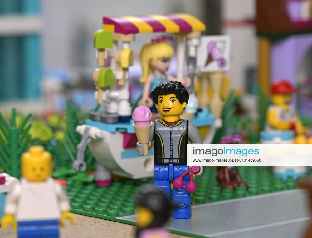 Lego-Spielzeug im Kinderzimmer, Szene im Sommer, Mann beim Eis-Wagen. 08.06.2020, Lego-Spielzeug im Kinderzimmer 08.06.2020, Lego-Spielzeug im Kinderzimmer