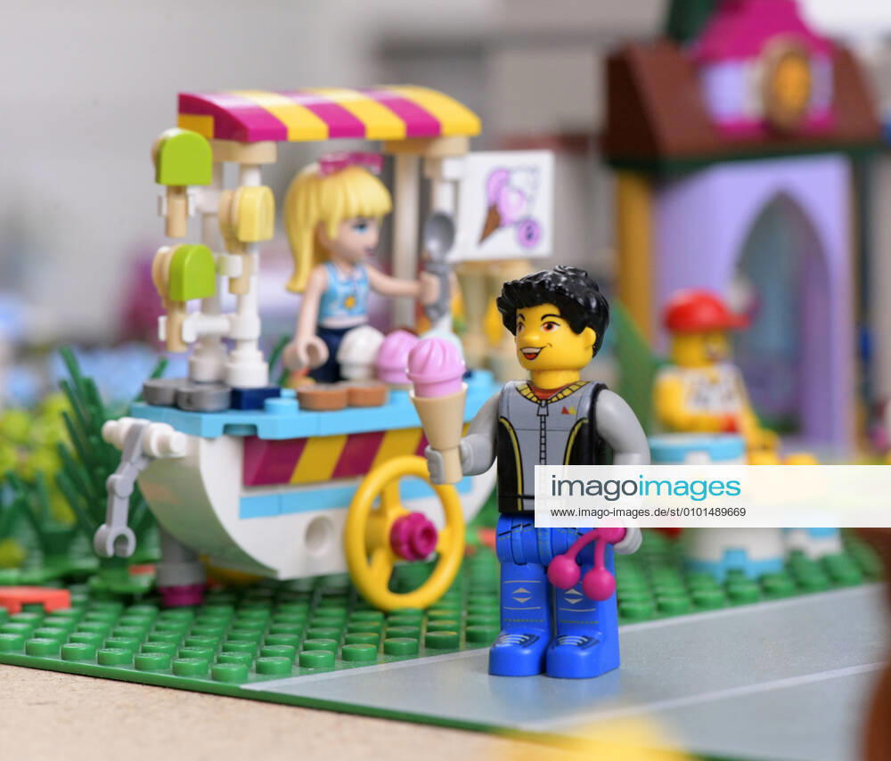 Lego-Spielzeug im Kinderzimmer, Szene im Sommer, Mann beim Eis-Wagen mit Eistüte in der Hand. 08.06.2020, Lego-Spielzeug im Kinderzimmer 08.06.2020, Lego-Spielzeug im Kinderzimmer