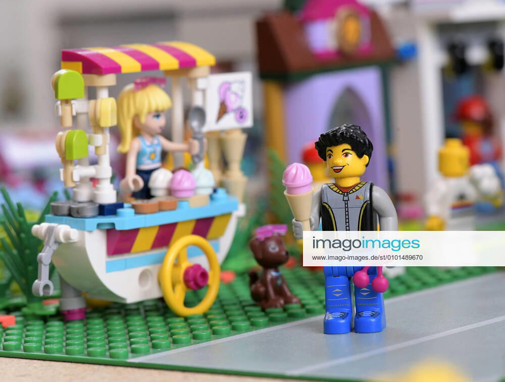 Lego-Spielzeug im Kinderzimmer, Szene im Sommer, Mann beim Eis-Wagen mit Eistüte in der Hand. 08.06.2020, Lego-Spielzeug im Kinderzimmer 08.06.2020, Lego-Spielzeug im Kinderzimmer