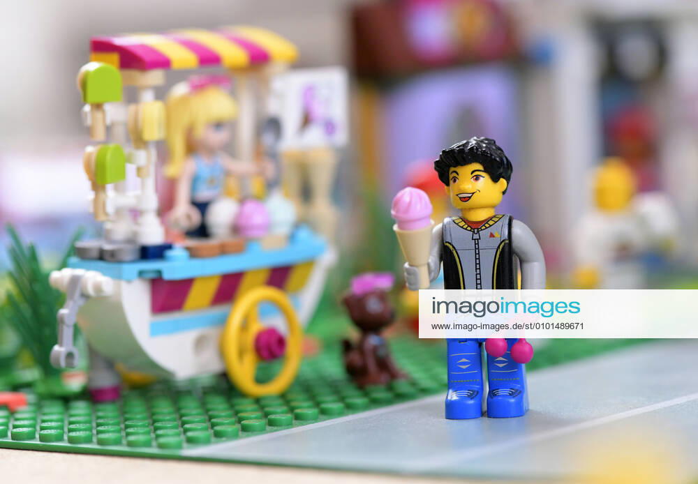 Lego-Spielzeug im Kinderzimmer, Szene im Sommer, Mann beim Eis-Wagen mit Eistüte in der Hand. 08.06.2020, Lego-Spielzeug im Kinderzimmer 08.06.2020, Lego-Spielzeug im Kinderzimmer