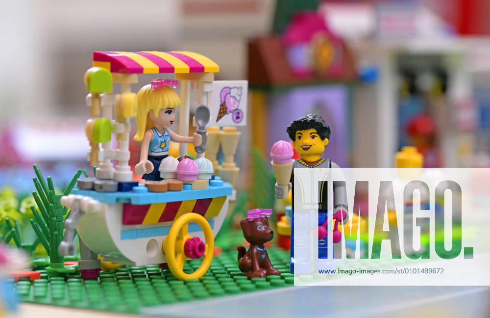 Lego-Spielzeug im Kinderzimmer, Szene im Sommer, Mann beim Eis-Wagen mit Eistüte in der Hand. 08.06.2020, Lego-Spielzeug im Kinderzimmer 08.06.2020, Lego-Spielzeug im Kinderzimmer