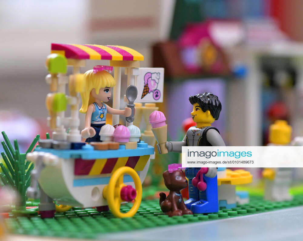 Lego-Spielzeug im Kinderzimmer, Szene im Sommer, Mann beim Eis-Wagen mit Eistüte in der Hand. 08.06.2020, Lego-Spielzeug im Kinderzimmer 08.06.2020, Lego-Spielzeug im Kinderzimmer
