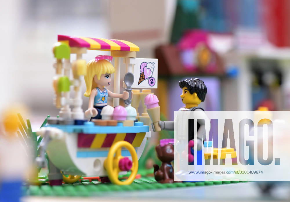 Lego-Spielzeug im Kinderzimmer, Szene im Sommer, Mann beim Eis-Wagen mit Eistüte in der Hand. 08.06.2020, Lego-Spielzeug im Kinderzimmer 08.06.2020, Lego-Spielzeug im Kinderzimmer