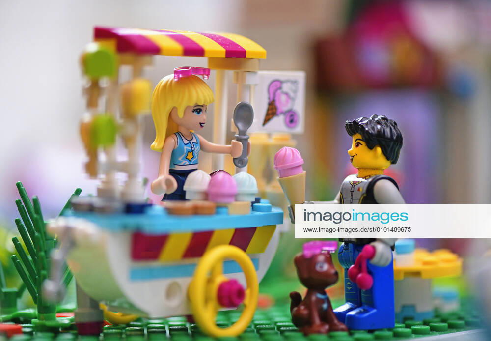 Lego-Spielzeug im Kinderzimmer, Szene im Sommer, Mann beim Eis-Wagen mit Eistüte in der Hand. 08.06.2020, Lego-Spielzeug im Kinderzimmer 08.06.2020, Lego-Spielzeug im Kinderzimmer