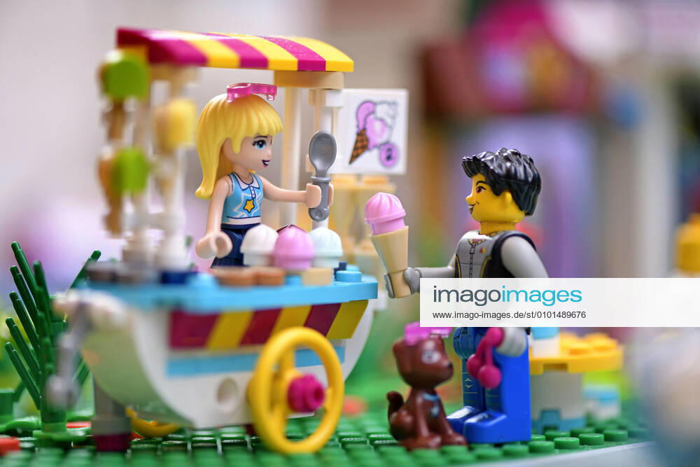 Lego-Spielzeug im Kinderzimmer, Szene im Sommer, Mann beim Eis-Wagen mit Eistüte in der Hand. 08.06.2020, Lego-Spielzeug im Kinderzimmer 08.06.2020, Lego-Spielzeug im Kinderzimmer