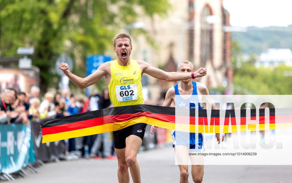 KW37 Deutsche Meisterschaften 10km Strassenlauf; Saarbruecken, 18.09.2022 Zieljubel: Tom Foerster (LG Vogtland) wird Deutscher Meister im 10km-Strassenlauf; Deutsche Meisterschaften 10km Strassenlauf am 18.09.2022 in Saarbruecken (Saarland).