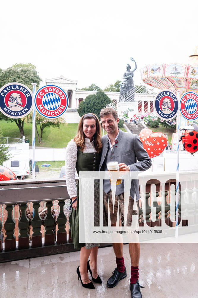 Thomas MUELLER (MÜLLER,Bayern Muenchen) mit Ehefrau Lisa in bayerischer Tracht und Mass Bier. Fussball FC Bayern Muenchen, traditioneller Oktoberfestbesuch in der Kaefer Schaenke am 18.09.2022 in Muenchen Deutschland.