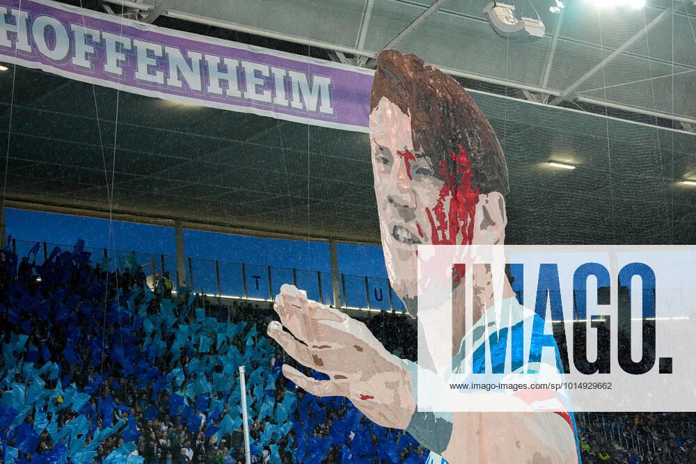 Die Fankurve der TSG 1899 Hoffenheim zeigt eine Choreo, Choreographie der Zuschauer, Fans, Ultras Publikum, Zuschauer, Stimmung, Atmosphäre, Stadion, 18.09.2022, Sinsheim (Deutschland), Fussball, Bundesliga, TSG 1899 Hoffenheim - SC Freiburg, DFB DFL REGULATIONS PROHIBIT ANY USE OF PHOTOGRAPHS AS IMAGE SEQUENCES AND OR QUASI-VIDEO.