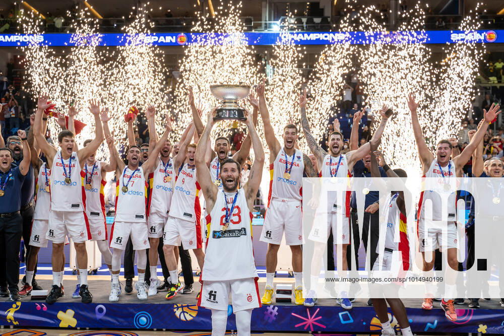 KW37 Basketball Berlin 18.09.2022 Eurobasket 2022 Finale Spanien (ESP) - Frankreich (FRA) Spanien gewinnt und ist Europameister 2022 Rodolfo Fernandez (Spanien, No.05) Rudy mit pokal Jubel