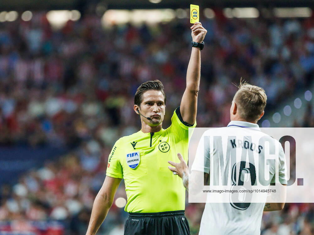 Munuera Montoro shows yellow card to Toni Kroos of Real Madrid during the La Liga match between Atletico de Madrid and Real Madrid at Wanda Metropolitano Stadium in Madrid, Spain. Madrid Spain - ZUMAd159 20220918_zia_d159_034